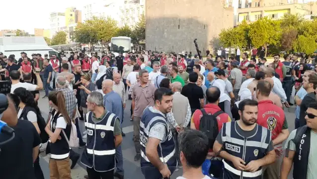 Diyarbakır'da Irak Kürdistan Bölgesel Yönetimi'ne saldırılar protesto edildi
