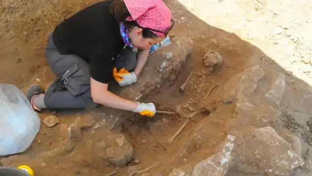Diyarbakır'da eski taş ocağında yapılan kazı çalışmalarında 60 tarihi çocuk mezarı bulundu