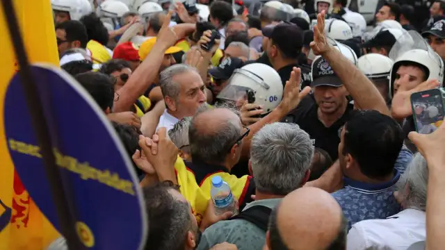 Meclis'e yürümek isteyen öğretmenler polis ablukasında: Üç kişi gözaltına alındı