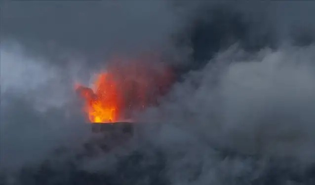 İtalya'da Etna Yanardağı'ndaki lav akışı sürüyor