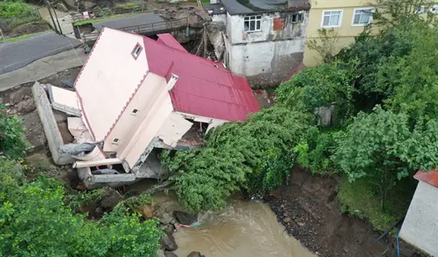 Giresun'da etkili olan sağanak hasara yol açtı