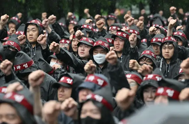 Güney Kore'de binlerce Samsung çalışanı greve çıktı