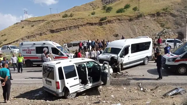 Hakkari'de trafik kazası: 15 yaralı