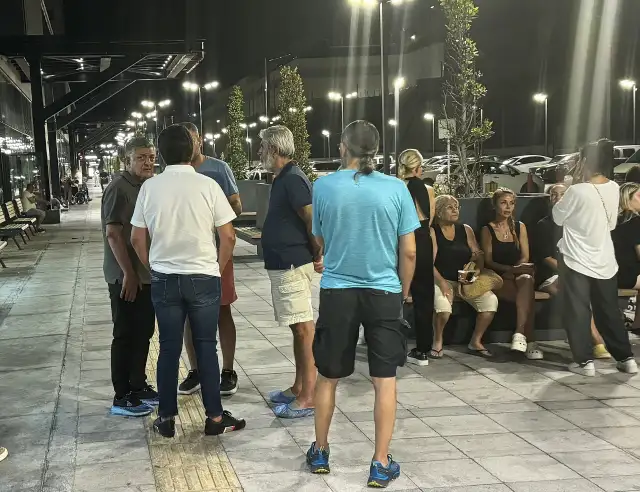 İzmir'de teknede meydana gelen patlamada 6 kişi yaralandı