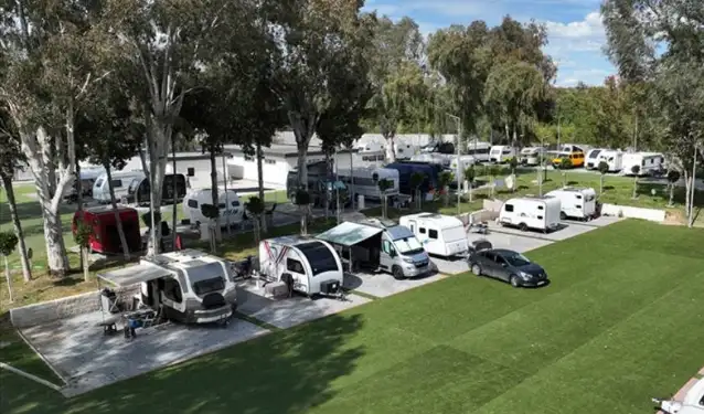 Antalya'da sahili işgal eden karavanlar kaldırıldı