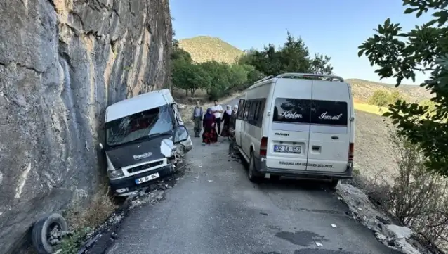Tekstil işçilerini taşıyan araçlar kaza yaptı: 13 yaralı