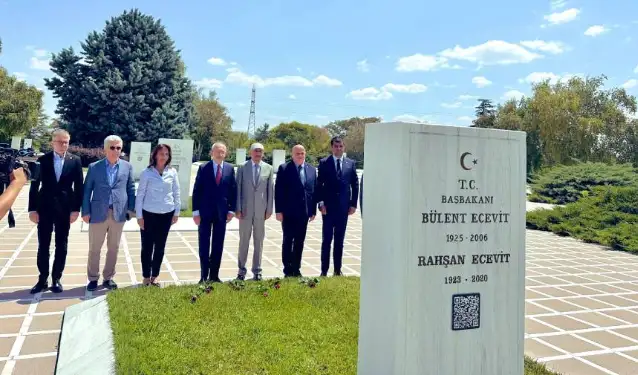 Kılıçdaroğlu'ndan Ecevit'in mezarına ziyaret