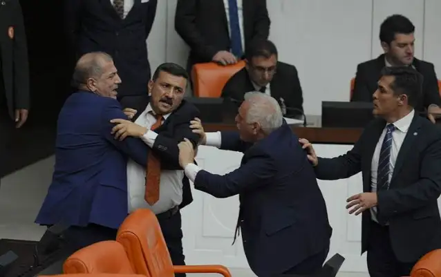 TBMM’de kavga: MHP ile İYİ Parti milletvekilleri birbirine girdi!