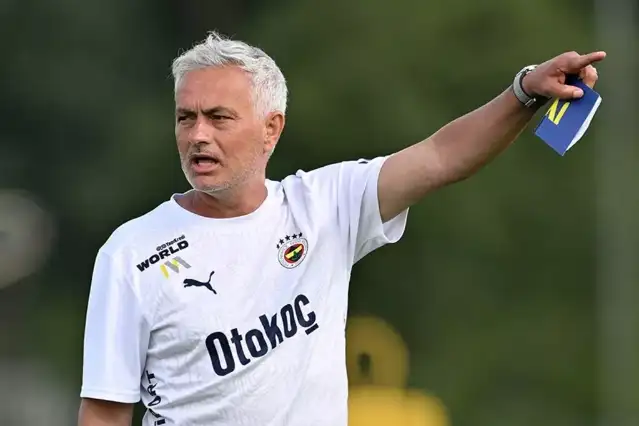 Mourinho'nun bir telefonu yetti... Golcü futbolcu Fenerbahçe'ye geliyor