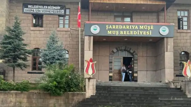 Muş Belediyesi’ne Kürtçe tabela asıldı
