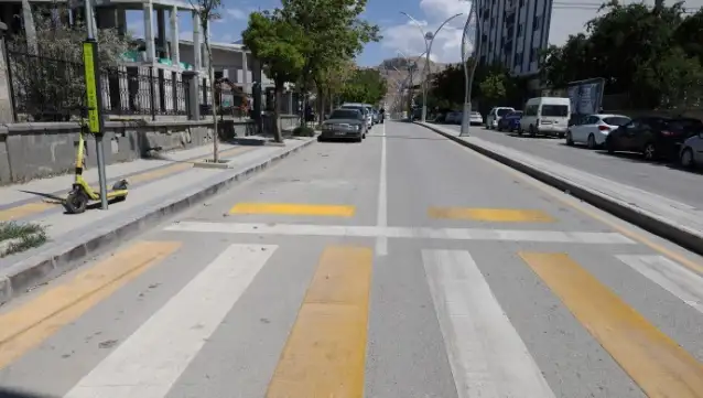 Yazılar bakanlık talimatıyla siliniyormuş: Van'da Kürtçe de Türkçe de silindi