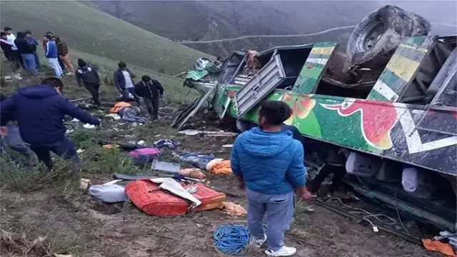 Uçuruma yuvarlanan yolcu otobüsündeki 21 kişi öldü