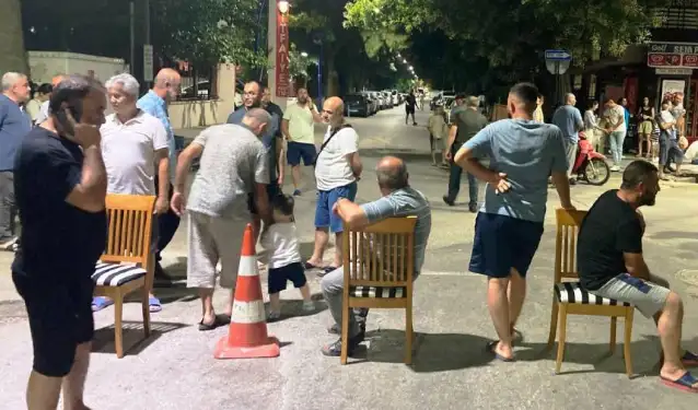 Manisa’da günlerdir devam eden elektrik kesintilerine tepki: Mahalleli yolu kapattı