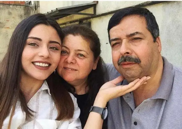 Sıla Türkoğlu Ailesi Nereli? Ünlü Oyuncu İzmirli Mi?