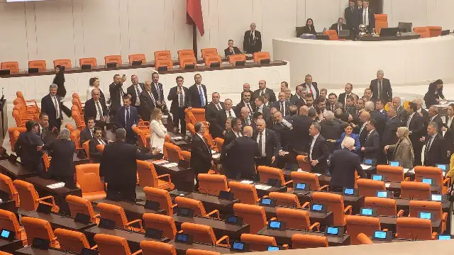 Meclis'te 'hırsızsınız' kavgası: AKP'liler DEM Parti milletvekiline saldırdı