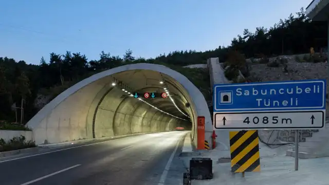 Yangın nedeniyle trafiğe kapatılan Manisa-İzmir Devlet Yolu ve Sabuncubeli Tüneli ulaşıma açıldı