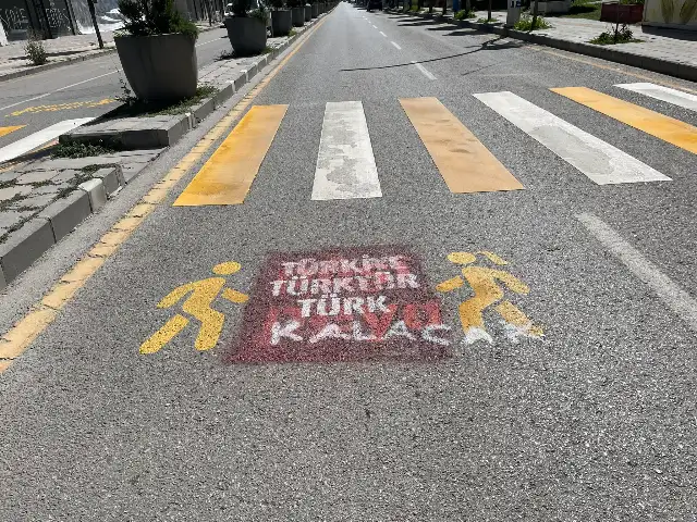 Van'da Kürtçe trafik uyarı yazılarına saldırı