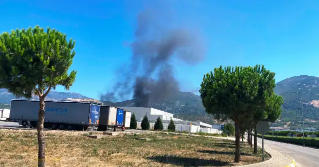 Manisa Lojistik merkezinin deposunda çıkan yangın yürekleri ağza getirdi