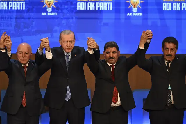 AKP'ye katılan belediye başkanları ve milletvekilleri belli oldu