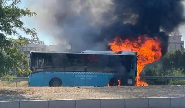 Antalya'da otobüs seyir halindeyken alev aldı