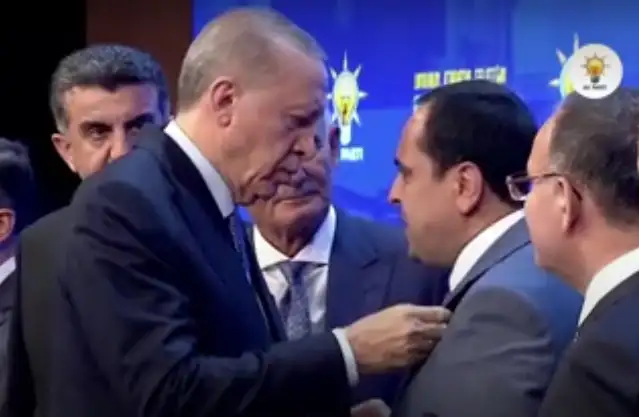 DEM’li başkan AKP’ye geçti: Rozeti Erdoğan taktı