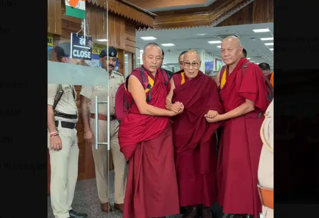 Tibet'in sürgündeki ruhani lideri 14. Dalai Lama, Hindistan'a döndü