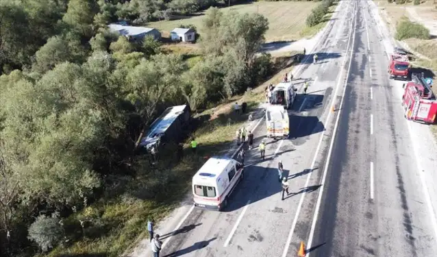 Erzincan'da otobüs devrildi: Çok sayıda yaralı var