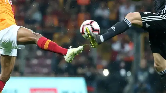 Süper Lig'de derbi: Beşiktaş ile Galatasaray 3 puan için sahaya çıkıyor