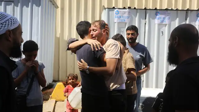 İkizlerine doğum belgesi almak için evden çıkmıştı: Ailesi katledildi
