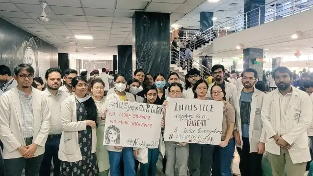 Hindistan'da doktorlar, stajyer meslektaşlarının öldürülmesinin ardından greve gitti