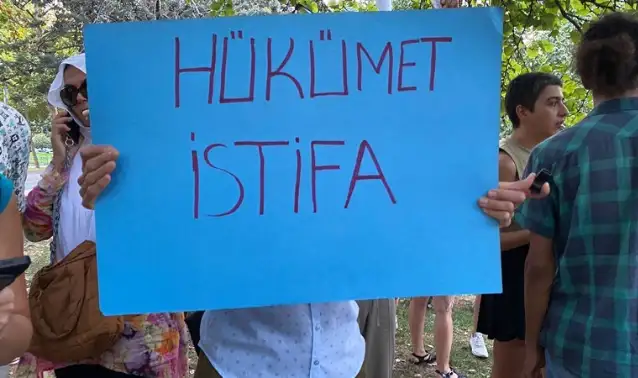 AKP binasının önünde hayvanseverlere engel: Basın açıklaması öncesi arbede çıktı!