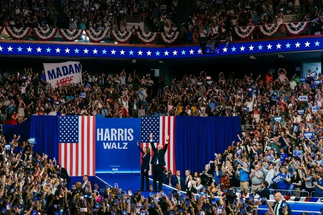 Harris, başkan yardımcısı adayı Walz ile ilk seçim mitinginde "gövde gösterisi" yaptı