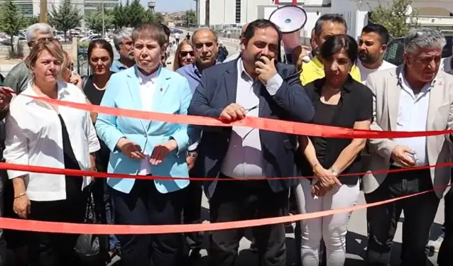 Malatya'da 'kurdele'li protesto: Aynı hastane daha kaç kez açılacak?