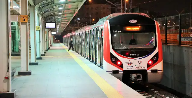 Marmaray'da bir kişi raylara atlayarak intihar etti