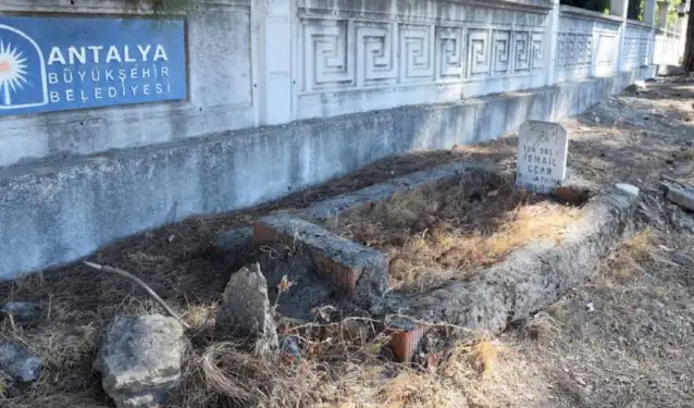 Antalya'da sahibi bulunamayan mezar, mezarlık dışında bırakıldı