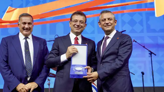 CHP Genel Başkanı Özel, Paris'te İstanbul Evi açılış resepsiyonuna katıldı