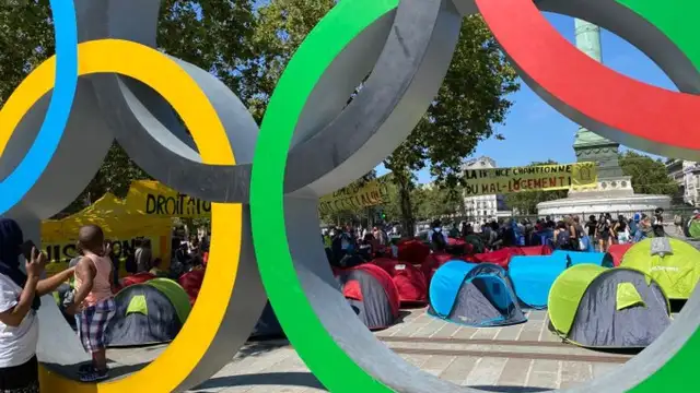 Paris'te evsizler barınma sorununu protesto için kamp kurdu
