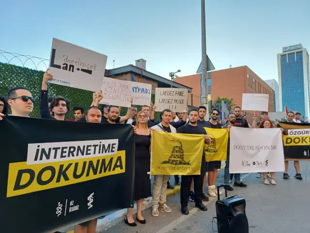 Instagram'ın engellemesi protesto edildi