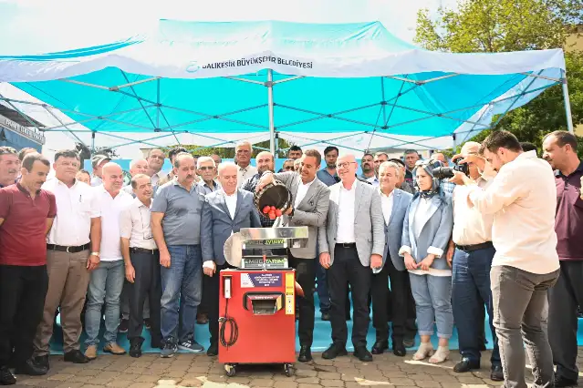 Büyükşehir Belediyesi Dursunbeyli üreticilere salça makinesi dağıttı