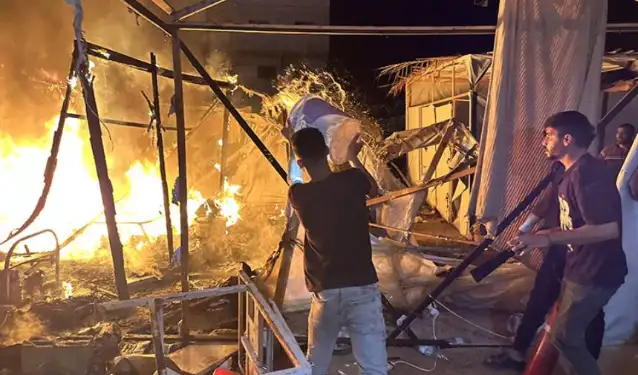 İsrail, Gazze'de hastane bahçesindeki çadırları vurdu