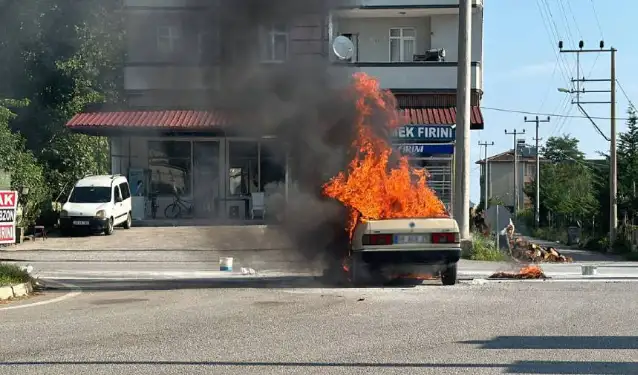 Samsun'da seyir halindeki araç alev aldı