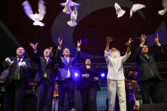 Özgür Özel Suavi konserinde: Cesurlar bir kez ölür korkaklar her gün ölür