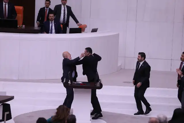 TBMM’de saldırı: AKP’li Alpay Özalan, Ahmet Şık'a yumruk attı, Koçyiğit'in kaşı yarıldı
