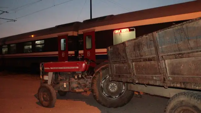 Yolcu treni traktöre çarptı, seferler durduruldu