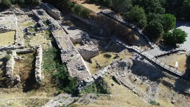 Troya'da arkeologlar saray ve agora ile sur duvarını gün ışığına çıkarıyor