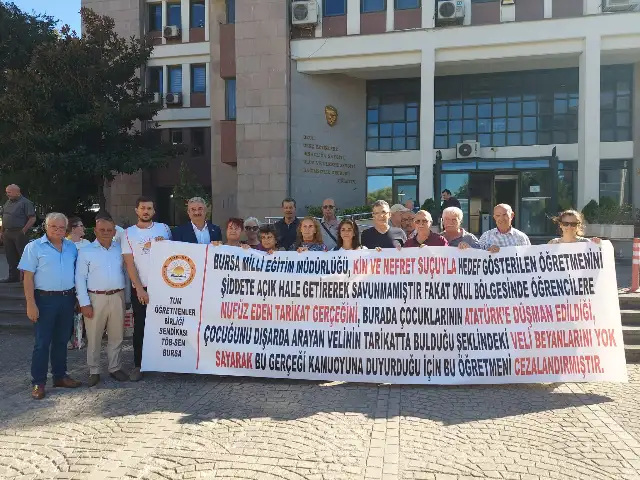 Eğitim emekçilerinden Bursa İl Milli Eğitim Müdürlüğü önünde protesto: Laiklik kırmızı çizgimizdir!