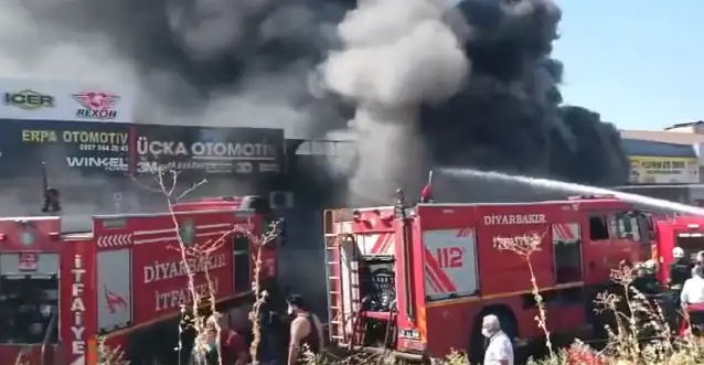 Diyarbakır'da 3. Sanayi Sitesi'nde çıkan yangına müdahale ediliyor