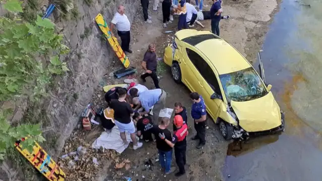 Taksi yayaların arasına daldı: Kaldırımda can pazarı