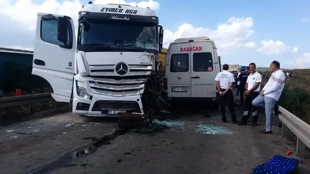 Adana'da tır ile servis minibüsünün çarpışması sonucu 4 kişi öldü, 6 kişi yaralandı