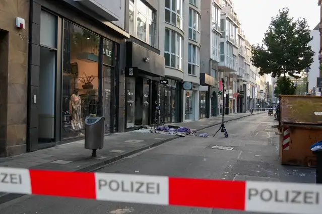 Almanya'nın Köln kentindeki mağazanın önünde patlama meydana geldi